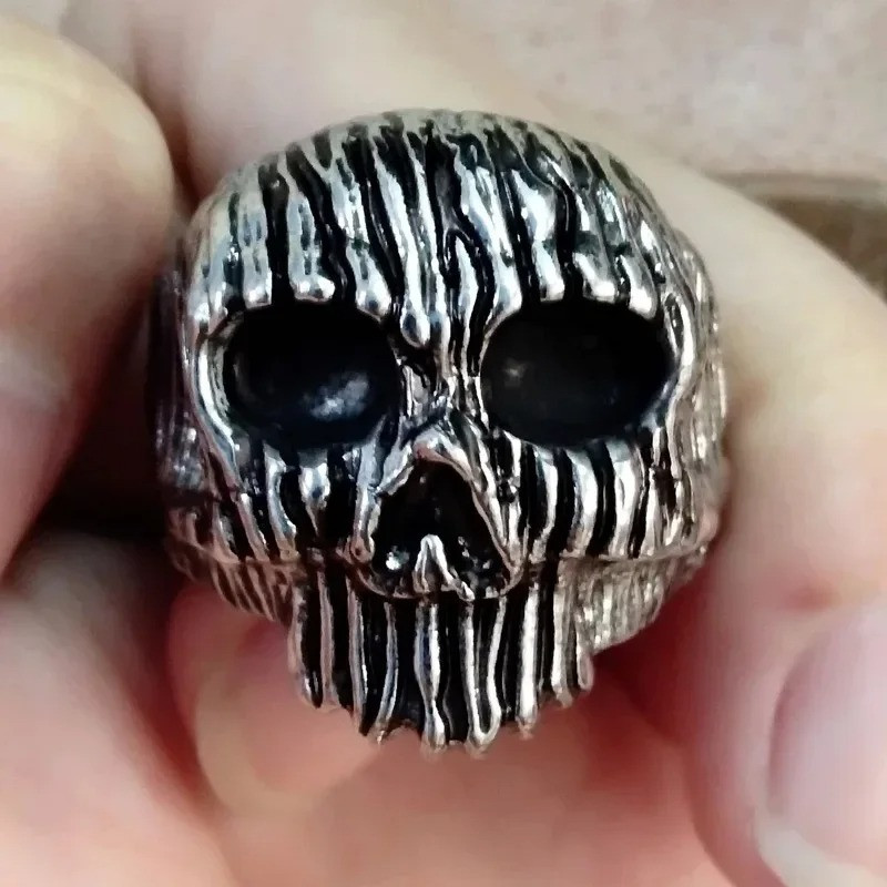 Vue Portée Bague Tête de Mort "Crâne Déchiré"