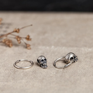 Vue de Face Boucles d’Oreilles Tête de Mort “Anneaux du Néant” -  Argent 925