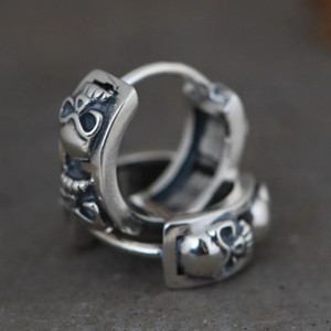 vue de face Boucles d’Oreilles Tête de Mort “Arche des Crânes Guerriers” -  Argent 925