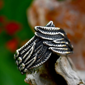 Vue de Face Bague Rock Goth Ailes Plumes Sombres de l'Ange Noir
