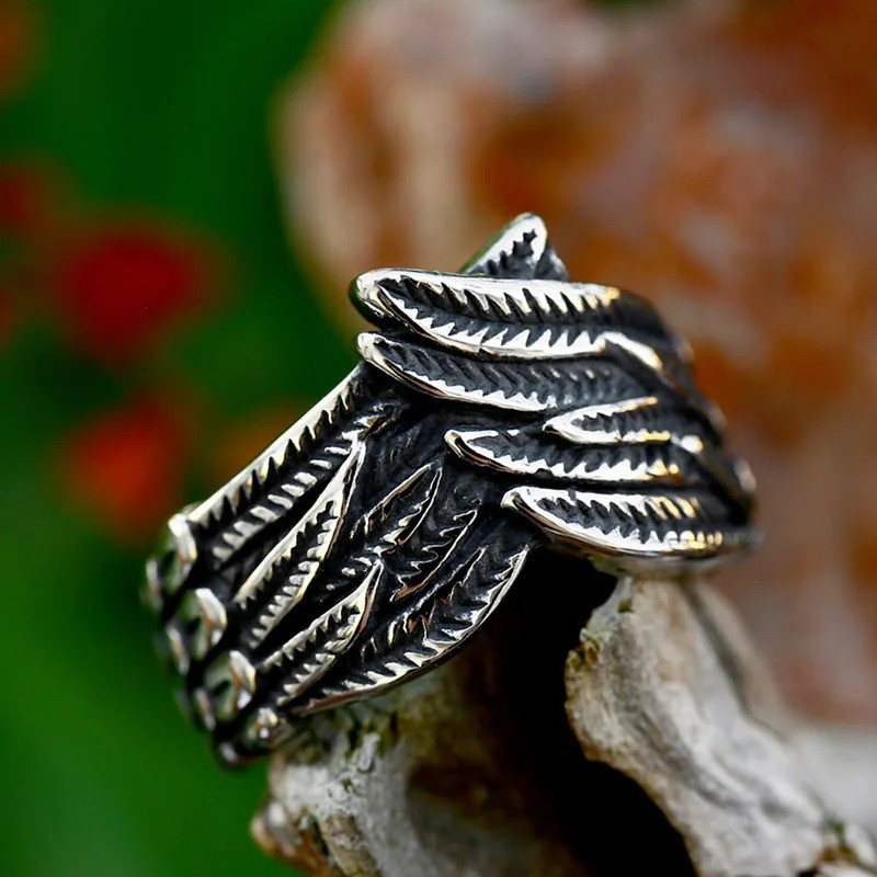 Vue de Face Bague Rock Goth Ailes Plumes Sombres de l'Ange Noir