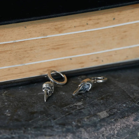 Vue de Face Boucles d’Oreilles Tête de Mort "Crâne de Corbeau Antique” -  Argent 925
