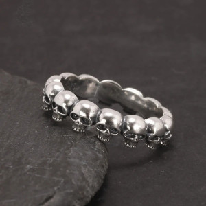 vue de face Bague Tête de Mort "Couronne Mortuaire des Crânes" - Argent Sterling 925
