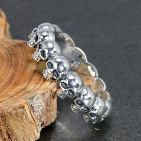 Vue de Cote Bague Tête de Mort "Couronne Mortuaire des Crânes" - Argent Sterling 925