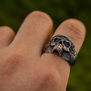 Vue Portée Bague Tête de Mort "Veilleur des Ombres"