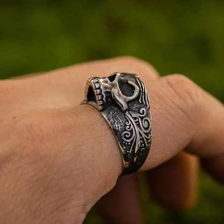 Vue Portée Bague Tête de Mort "Veilleur des Ombres"