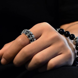 Vue Portée Bague Tête de Mort "Anneau des Mille Crânes"