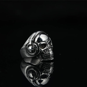 Vue de Cote Bague Skull DJ - Le Son des Ombres
