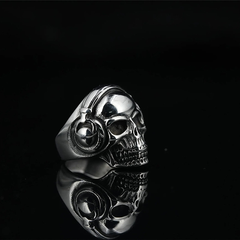 Vue de Cote Bague Skull DJ - Le Son des Ombres