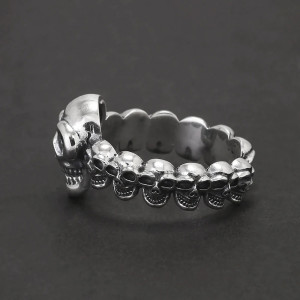 Vue de Cote Bague Tête de Mort "Armée du Silence" - Argent Sterling 925