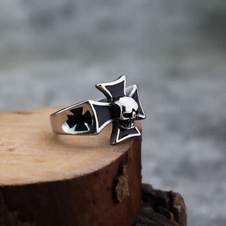 Vue de cote Bague Tête de Mort "Croix du Cavalier Sombre" - Argent Sterling 925