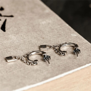 Vue de Face Boucles d’Oreilles Goth Rock 'Chaînes du Verrou Sombre' – Argent 925