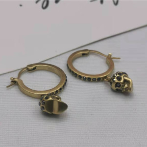 Vue détaillée des Boucles d’Oreilles Tête de Mort “Crânes Martelés du Chaos” -  Argent 925