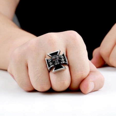 Vue Portée Bague Tête de Mort "Croix des Trois Damnés"