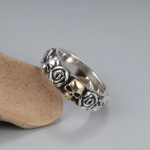 Vue de Face Bague Tête de Mort “Roses Noires & Crâne Doré” - Argent 925
