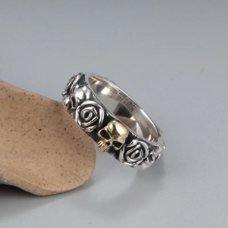 Vue de Face Bague Tête de Mort “Roses Noires & Crâne Doré” - Argent 925