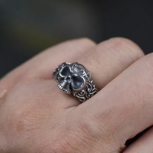 Vue Portée Bague Tête de Mort “Chant Sépulcral” - Argent 925