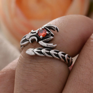 Vue Portée Bague Goth Ajustable Faune des Ténèbres "Le Scorpion Sanglant"