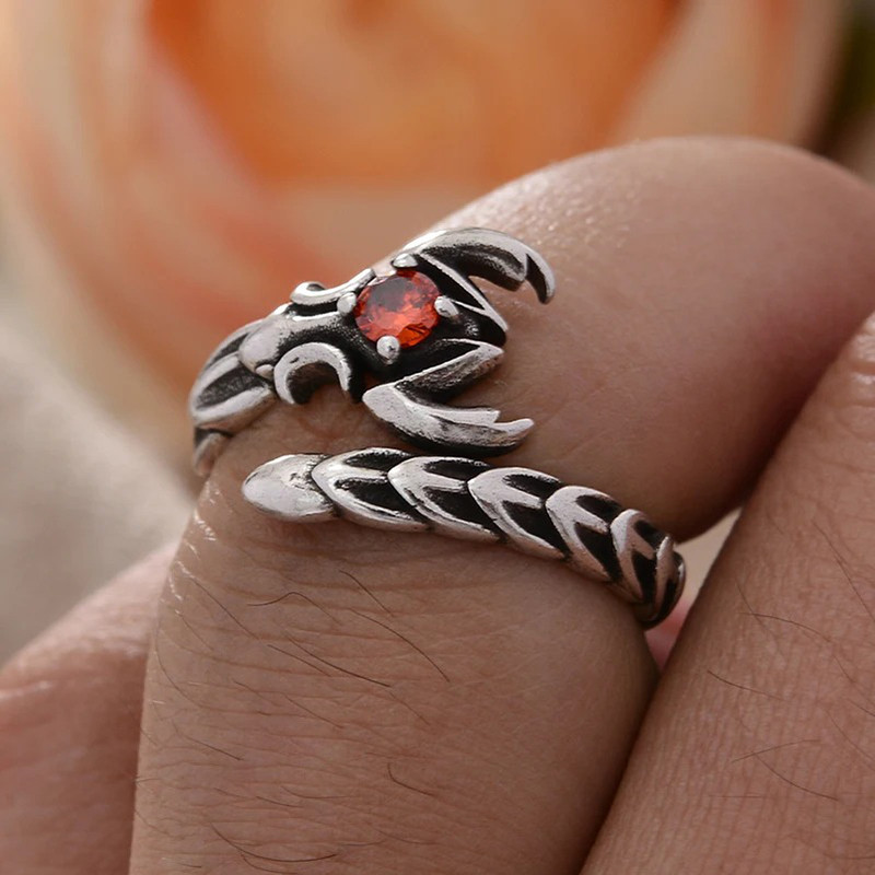 Vue Portée Bague Goth Ajustable Faune des Ténèbres "Le Scorpion Sanglant"