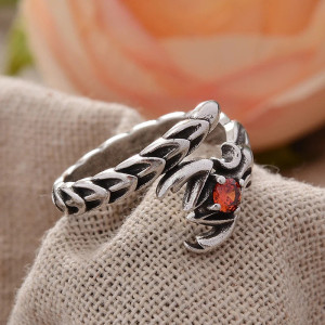 Vue de face Bague Goth Ajustable Faune des Ténèbres "Le Scorpion Sanglant"