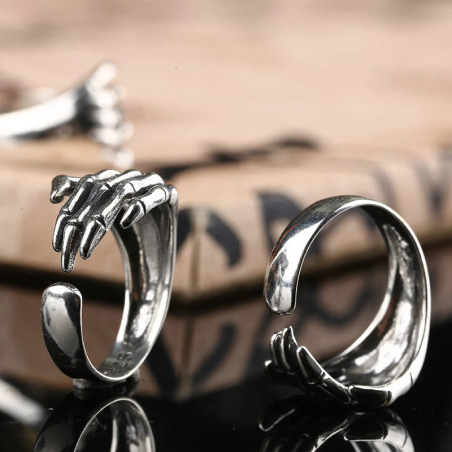 Vue de Face Bague Ajustable Puck Rock Squelette & Outre-Tombe "L'Étreinte du Spectre"