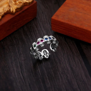 Vue de Face Bague Tête de Mort Ouverte Catacombes & Joyaux "La Couronne des Damnés" - Argent 925