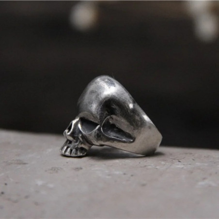 Vue de Cote Bague Tête de Mort Ténèbres & Memento Mori "Le Crâne Immortel" - Argent 925
