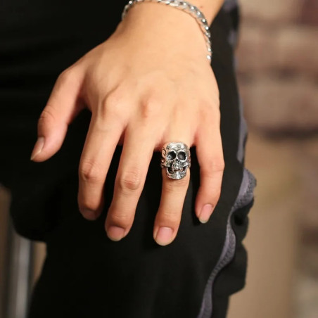 Vue Portée Bague Tête de Mort Chevalière Massive "Le Crâne Balafré"- Argent 925
