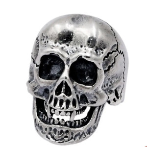 Vue générale Bague Tête de Mort Chevalière Massive "Le Crâne Balafré"- Argent 925