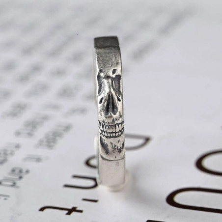 Vue de Face Bague Tête de Mort “Murmure des Os” en Argent 925