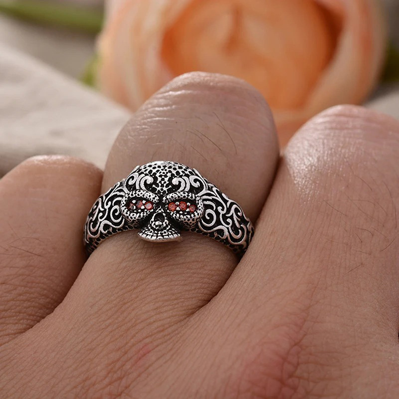 Vue Portée Bague Tête de Mort “Regard Carmesin” en Argent 925