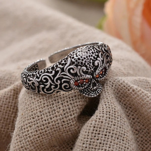 Bague Tête de Mort “Regard Carmesin” en Argent 925