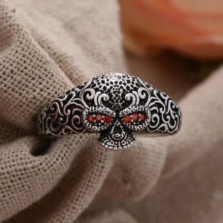 Vue de Face Bague Tête de Mort “Regard Carmesin” en Argent 925