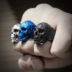 Vue Portée Bague Tête de Mort “Totem des Âges” - 4 couleurs au choix !