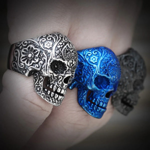 Vue Portée Bague Tête de Mort “Totem des Âges” - 4 couleurs au choix !