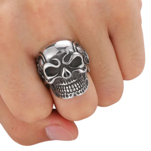 Vue Portée Bague Tête de Mort - Crâne Souverain aux Os Enlacés