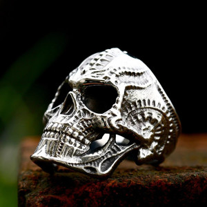 Vue latérale Bague Tête de Mort Biomécanique “Ossature Primordiale” en Argent 925