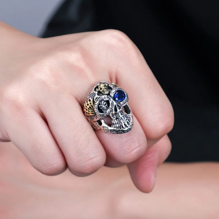 Vue Portée Bague Tête de Mort "Oracle de l’Ombre Bleue" en Argent 925