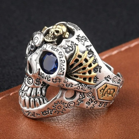 Vue de Cote Bague Tête de Mort "Oracle de l’Ombre Bleue" en Argent 925