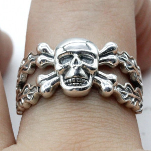Vue Portée Bague Tête de Mort « Croix des Os Ancestraux » en Argent 925