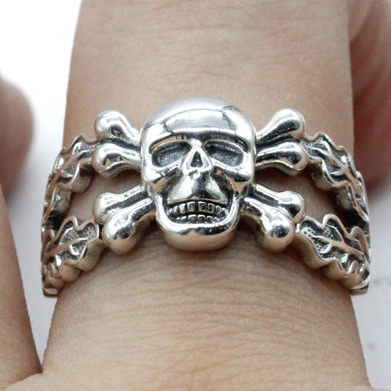 Vue Portée Bague Tête de Mort « Croix des Os Ancestraux » en Argent 925