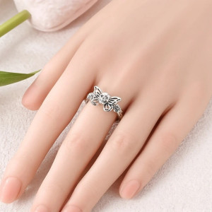 Vue Portée Bague Tête de Mort Papillon & Roses « Éclosion Macabre »