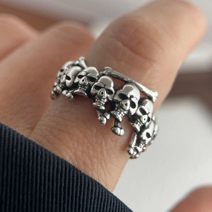 Vue Portée Bague Tête de Mort - Crânes en Chapelet « Union des Damnés »