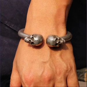 Vue Portée Bracelet Tête de Mort "Dualité des Os"