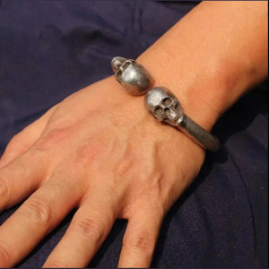 Vue Portée Bracelet Tête de Mort "Dualité des Os"