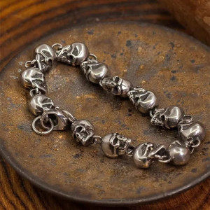Bracelet Tête de Mort "Crânes Enchaînés de l’Ombre"