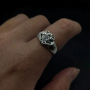 Vue Portée Bague Tête de Mort Chevalière « Sceau des Ombres Silencieuses »