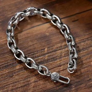 Avant Bracelet Chaîne Gothique "Mantras Gravés de l’Éternité"