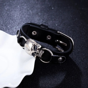 Vue de face Bracelet Tête de Mort Cuir "Crâne d’Acier Rebelle"