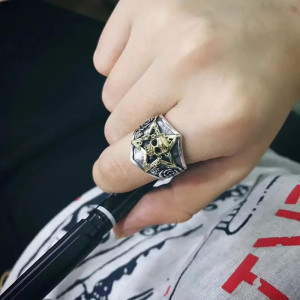 Vue Portée Bague Tête de Mort Étoile Chaînée  « Pacte du Pentacle Noir »